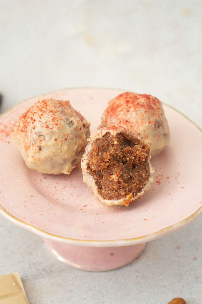 Tartufini fragola e cioccolato bianco vegani