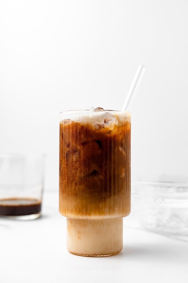 Caffè freddo alle mandorle e datteri
