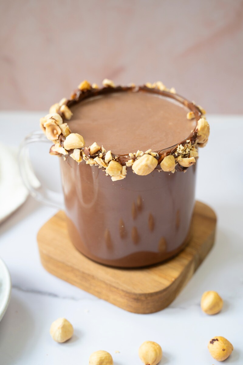 Latte al cacao e nocciole