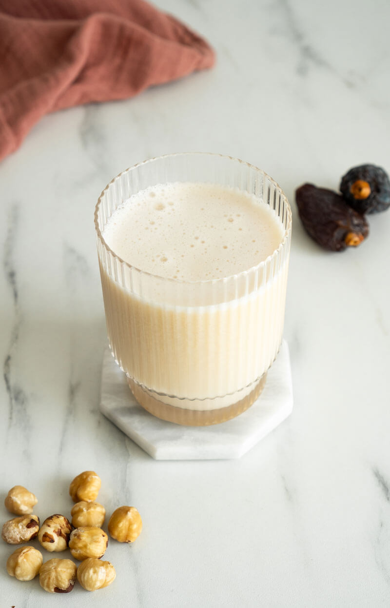 Latte di nocciole