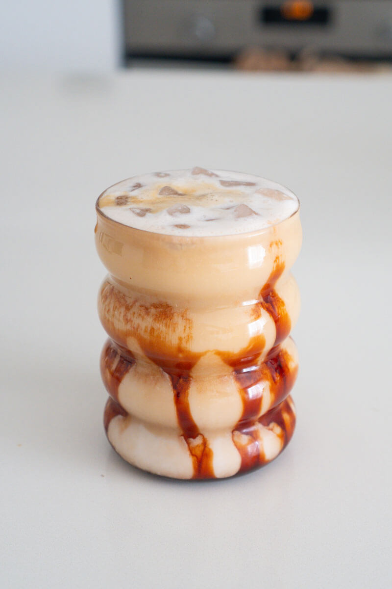 Latte di mandorla e datteri con ghiaccio