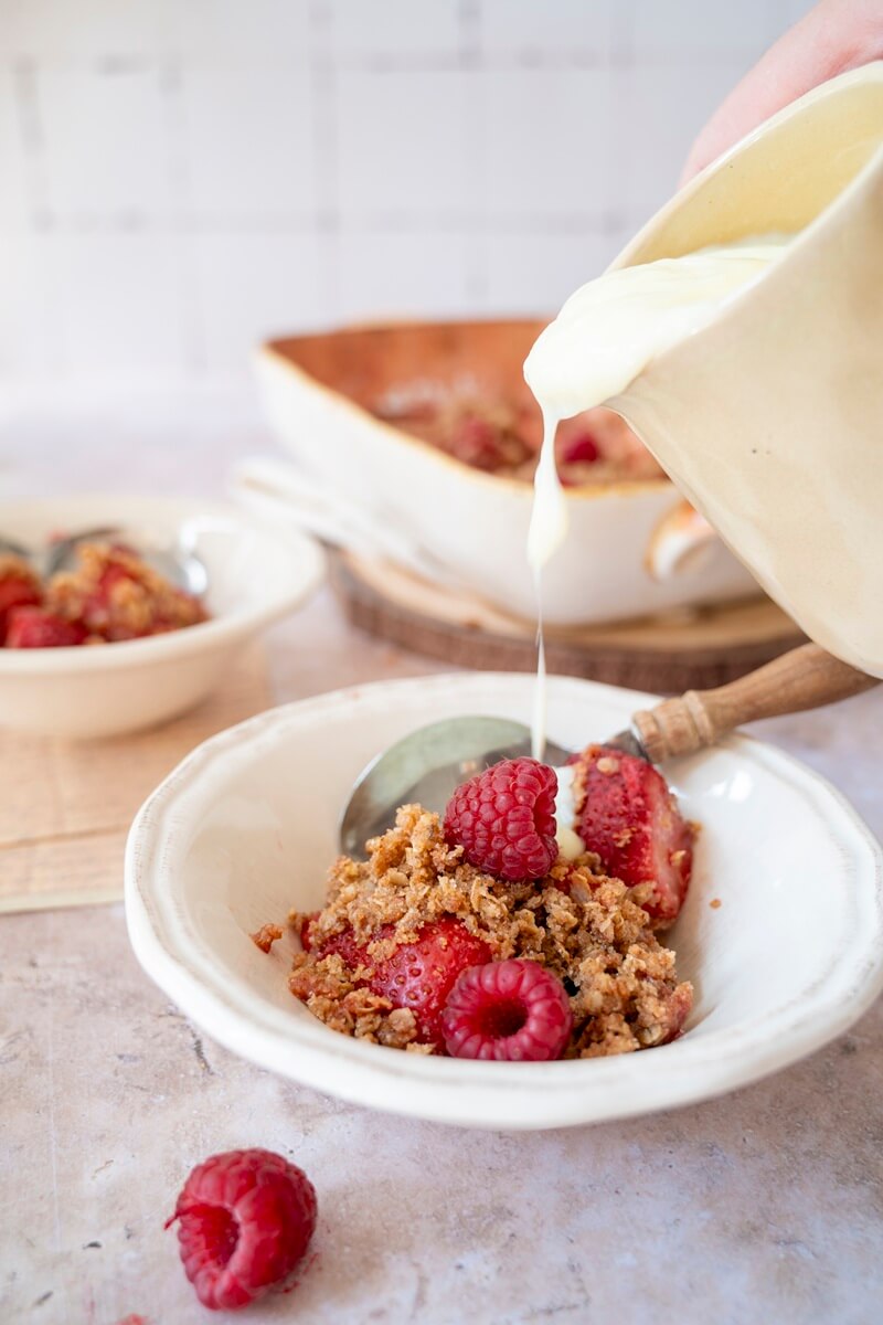 Crumble di lamponi con avanzi d’avena e crema pasticcera vegana