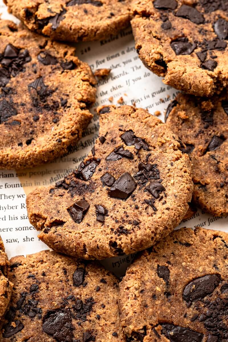 Biscotti morbidi con polpa di mandorle e gocce di cioccolato