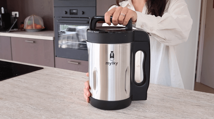 Il miglior latte vegetale al mondo. Fatto da <span class='squiggly-underline'>te</span>.